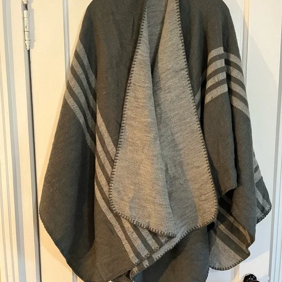 B B Dakota cape/poncho - Picture 4 of 10
